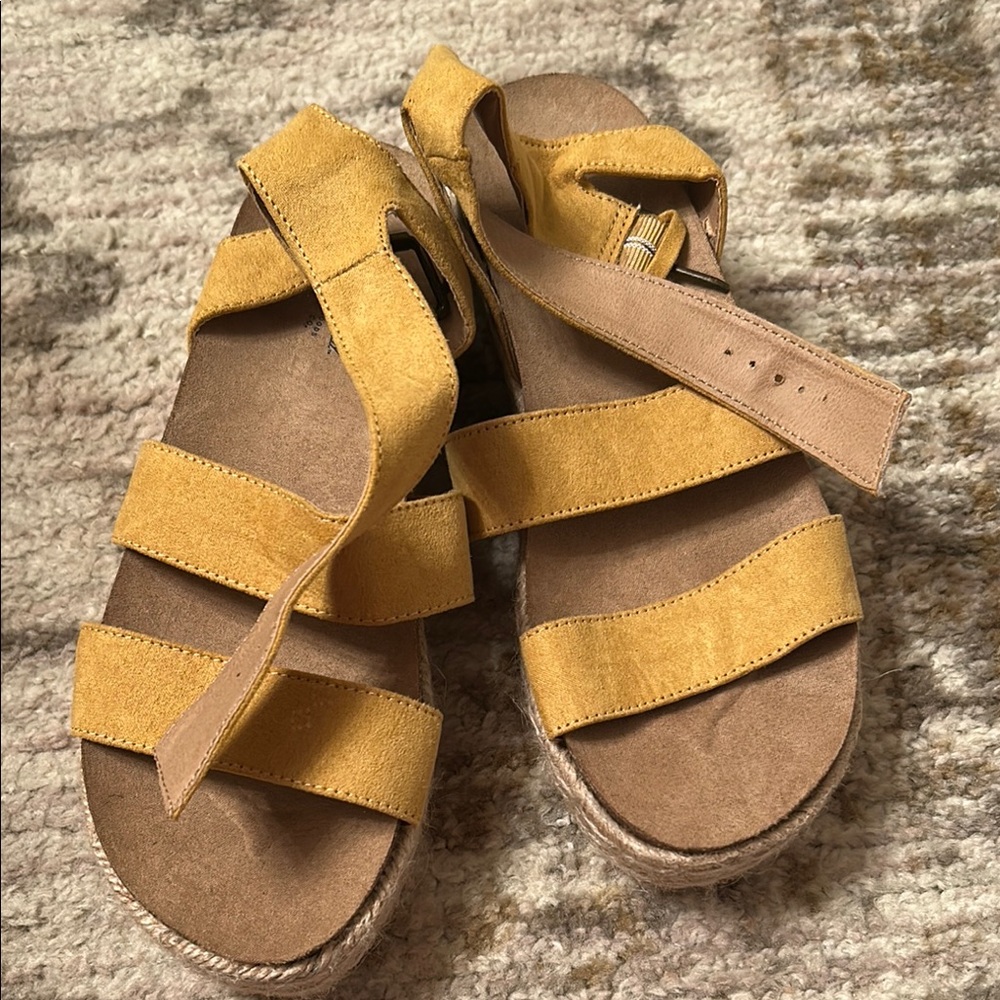Universal thread mustard platform sandals